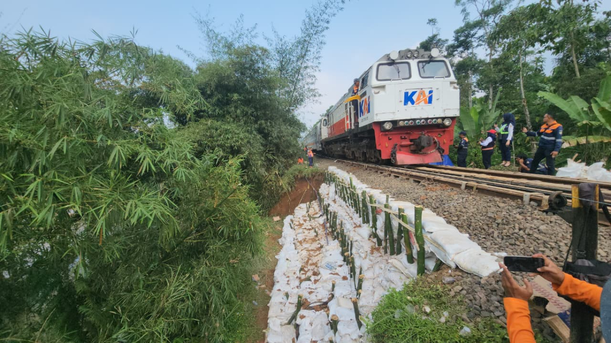 Penanganan Gogosan Jalur KA Cibeber–Lampegan Selesai, Perjalanan KA Siliwangi Kembali Normal
