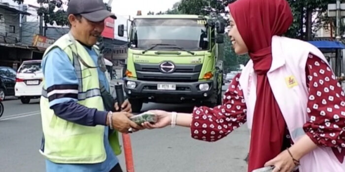 Srikandi PLN UP3 Bandung Rayakan Hari Kartini dengan Berbagi di Sekitar Lingkungan Kantor