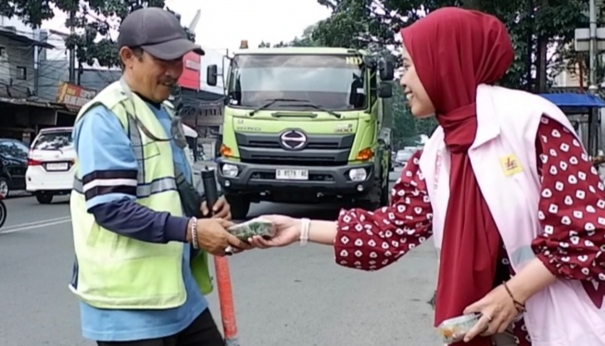 Srikandi PLN UP3 Bandung Rayakan Hari Kartini dengan Berbagi di Sekitar Lingkungan Kantor