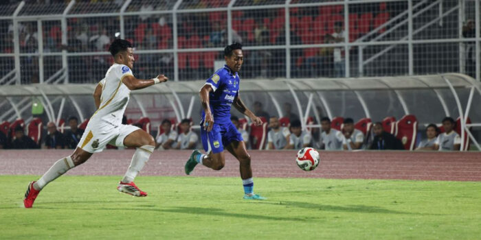 Hasil akhir Bhayangkara FC vs Persib 4-2. Persib lakukan remontada spektakuler dan kembali ke puncak klasemen Super League