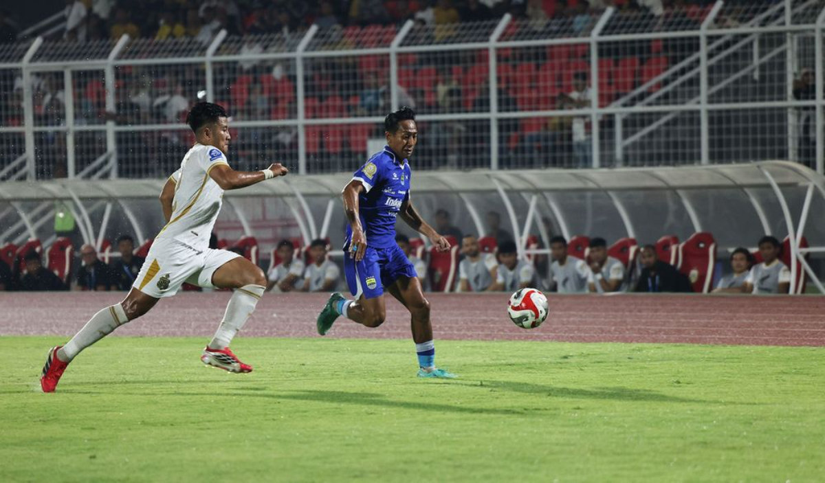 Hasil akhir Bhayangkara FC vs Persib 4-2. Persib lakukan remontada spektakuler dan kembali ke puncak klasemen Super League