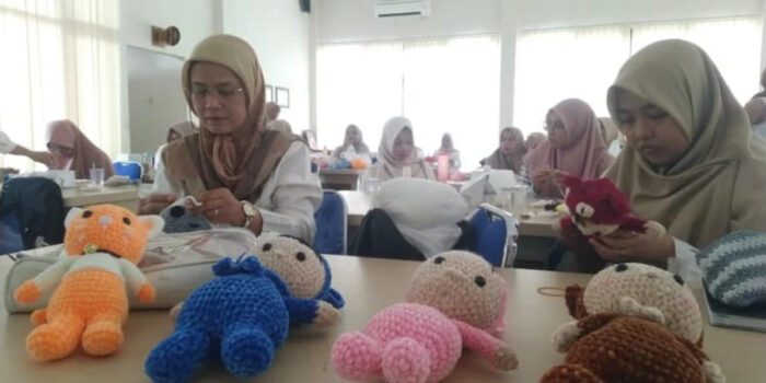 Merajut Kemandirian: Komunitas Merajut Tasikmalaya (KMT) Berdayakan Ratusan Perempuan Tembus Pasar Italia