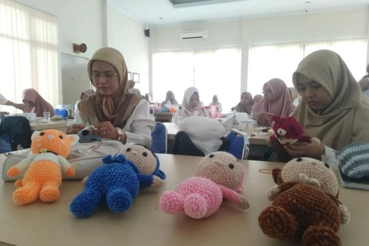 Merajut Kemandirian: Komunitas Merajut Tasikmalaya (KMT) Berdayakan Ratusan Perempuan Tembus Pasar Italia