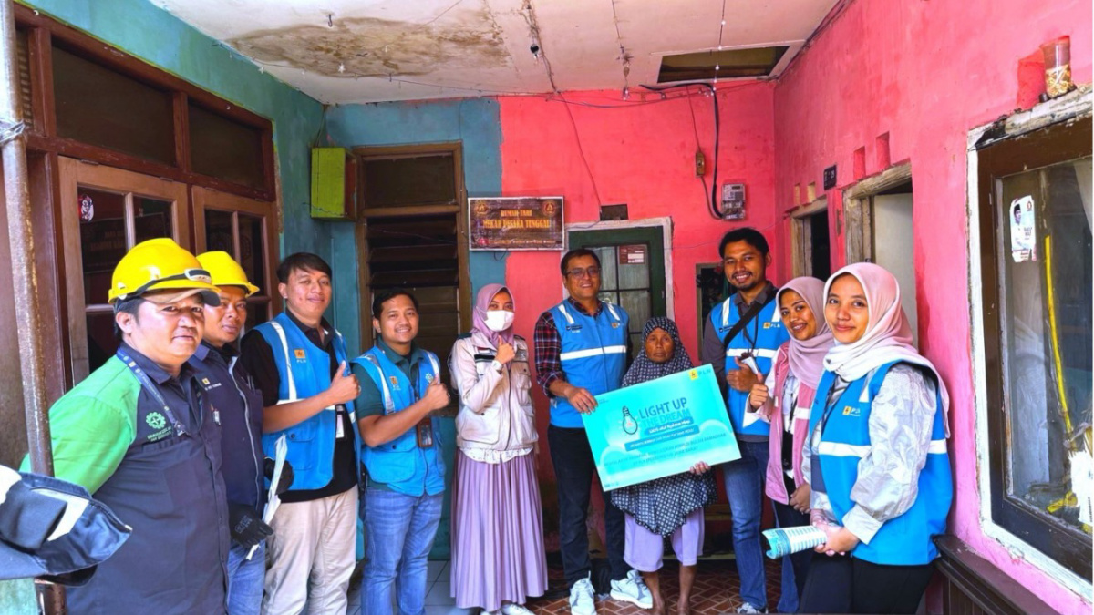Semangat Idul Fitri, PLN ULP Cijawura Hadirkan Terang bagi Warga Melalui Program Jumat Berbagi Cahaya