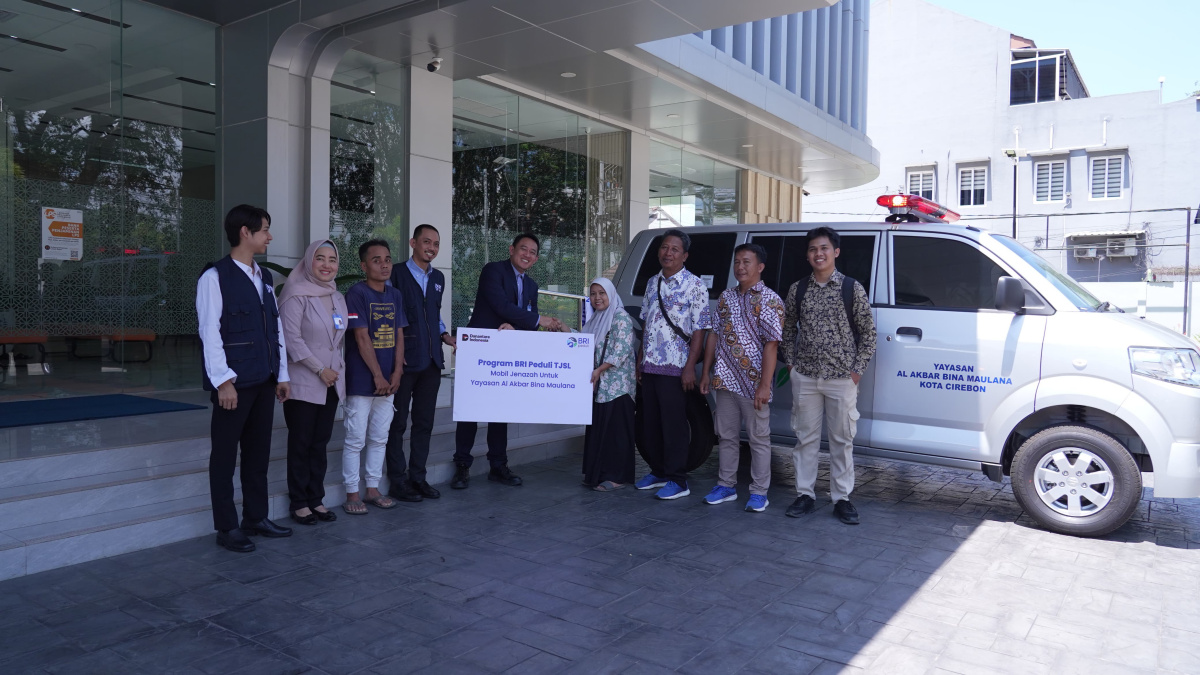 BRI Cabang Cirebon Gunung Jati Serahkan Bantuan Mobil Jenazah kepada Yayasan Al Akbar Bina Maulana