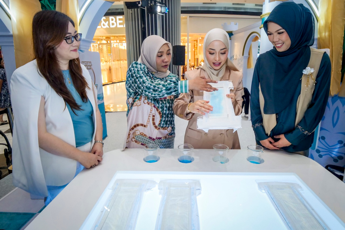 (ki-ka) dr. July Iriani Rahardja, SpDVE, MM, FINSDV, Board Certified Dermatologist; Sulistyowati, Head of Marketing MAKUKU Indonesia; Nikita Willy, Brand Ambassador MAKUKU Indonesia, dan Titi Nurmalasari selaku Head of Communications Lucky Mom Indonesia secara simbolis melakukan peluncuran MAKUKU Slim Luxury Silky melalui pouring blue liquid, yang merepresentasikan kemampuan daya serap luar biasa dari produk terbaru ini.