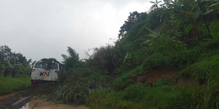 KA Ciremai Tertahan Longsor di Petak Jalan Maswati - Sasaksaat, KAI Daop 2 Bandung Sampaikan Permohonan Maaf dan Kerahkan Tim Tanggap Darurat