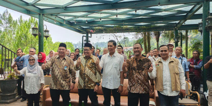 Kegiatan yang digelar sekaligus bedah buku "Membangun Keluarga Jawa Barat" ini sebagai bentuk komitmen bersama antara pemerintah, media, akademisi, serta mitra lintas sektor dalam mendukung keberhasilan program pembangunan keluarga yang berkelanjutan