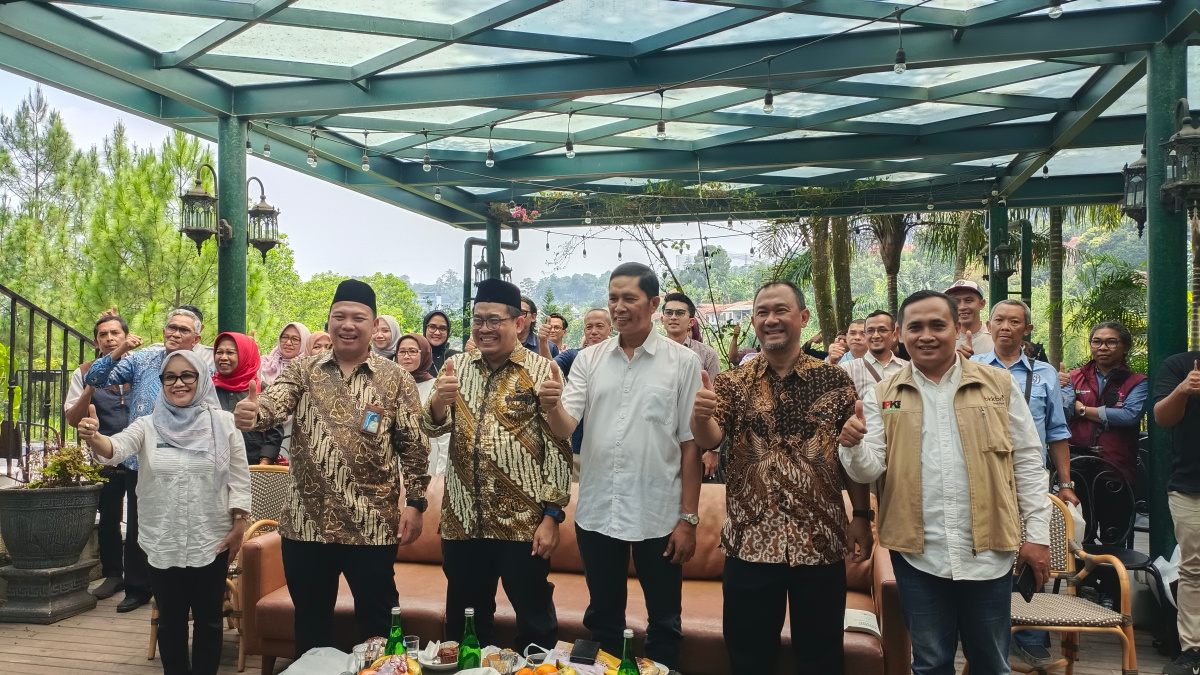 Kegiatan yang digelar sekaligus bedah buku "Membangun Keluarga Jawa Barat" ini sebagai bentuk komitmen bersama antara pemerintah, media, akademisi, serta mitra lintas sektor dalam mendukung keberhasilan program pembangunan keluarga yang berkelanjutan