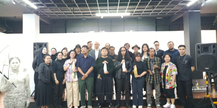 Grey Award 2026 hadirkan 65 karya seni monokrom terbaik dari ratusan seniman Indonesia dan umumkan lima kategori pemenang utama.