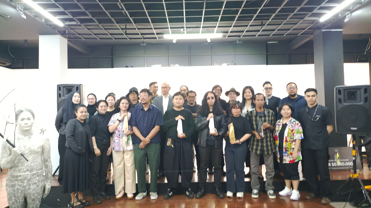 Grey Award 2026 hadirkan 65 karya seni monokrom terbaik dari ratusan seniman Indonesia dan umumkan lima kategori pemenang utama.