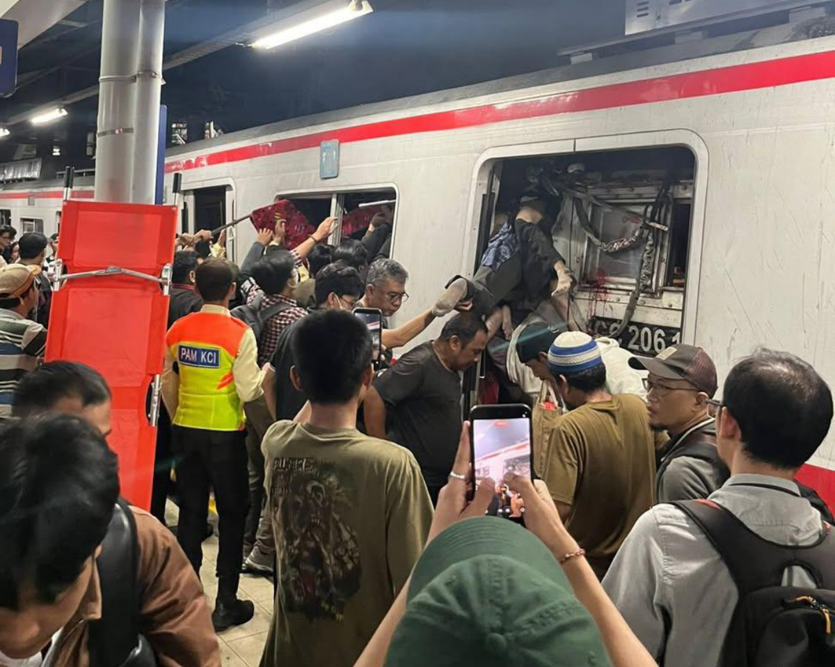 Polda Metro Jaya merilis daftar korban meninggal kecelakaan KA Bekasi Timur yang mencapai 15 orang.
