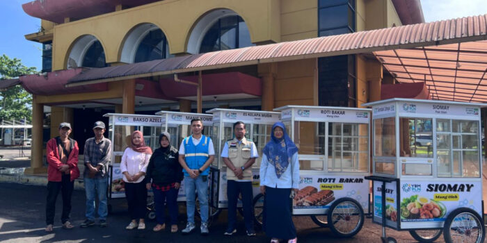 YBM PLN UP3 Bandung Salurkan Bantuan Gerobak Cahaya bagi Pelaku UMKM