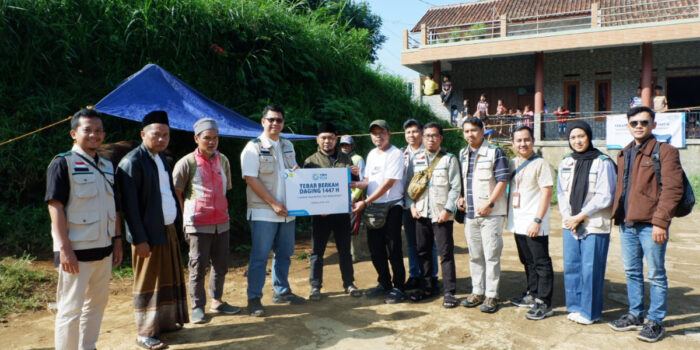 Sambut Idul Adha, YBM PLN UP3 Bandung Tebar Daging Kurban untuk Warga Desa Mekarmanik Kelurahan Cimenyan
