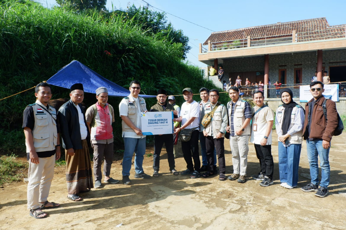 Sambut Idul Adha, YBM PLN UP3 Bandung Tebar Daging Kurban untuk Warga Desa Mekarmanik Kelurahan Cimenyan