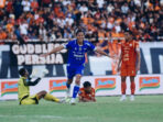Hasil Akhir Persija vs Persib dimenangkan Persib 2-1. Dua gol Adam Alis membuat peluang juara Persija resmi sirna.
