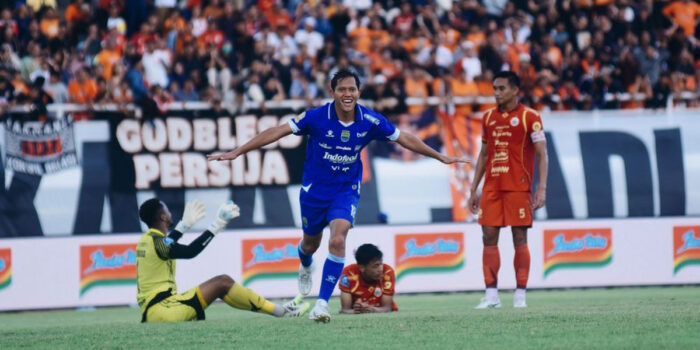 Hasil Akhir Persija vs Persib dimenangkan Persib 2-1. Dua gol Adam Alis membuat peluang juara Persija resmi sirna.