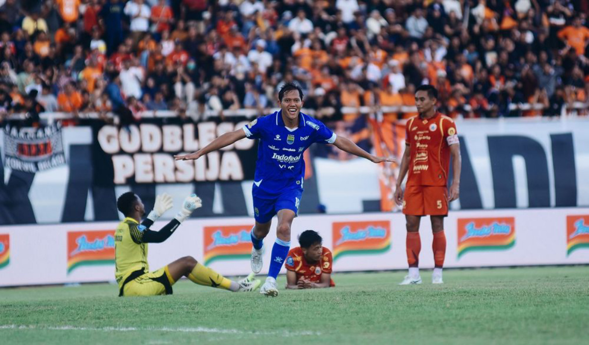 Hasil Akhir Persija vs Persib dimenangkan Persib 2-1. Dua gol Adam Alis membuat peluang juara Persija resmi sirna.