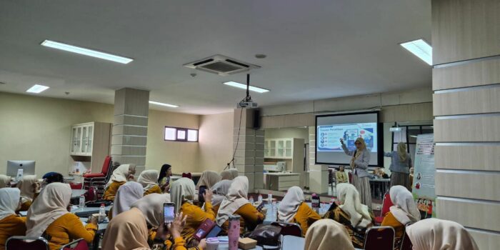 Telkom University Dorong Kepercayaan Diri Anggota PKK Bojongsoang melalui Pelatihan Public Speaking