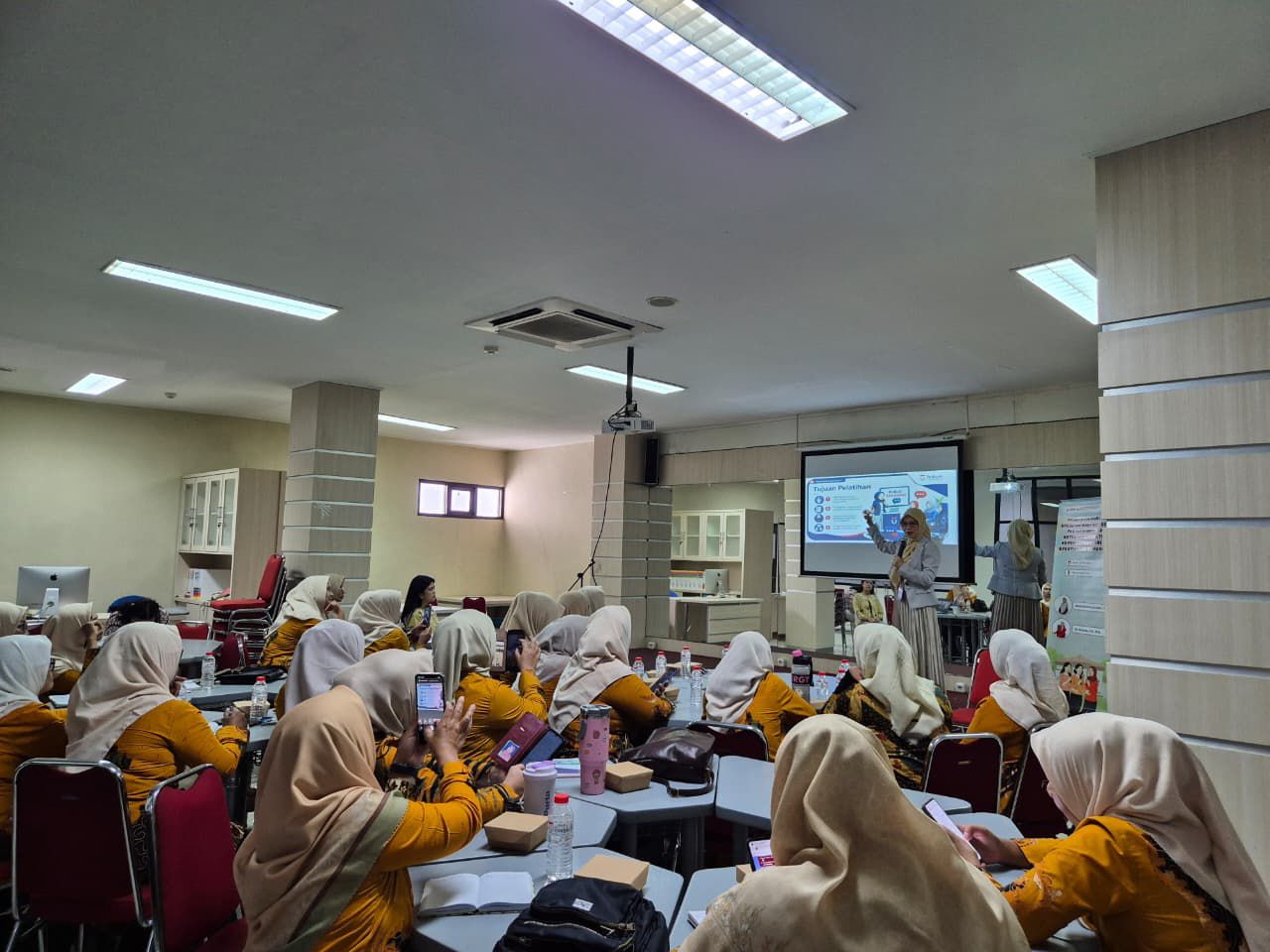 Telkom University Dorong Kepercayaan Diri Anggota PKK Bojongsoang melalui Pelatihan Public Speaking