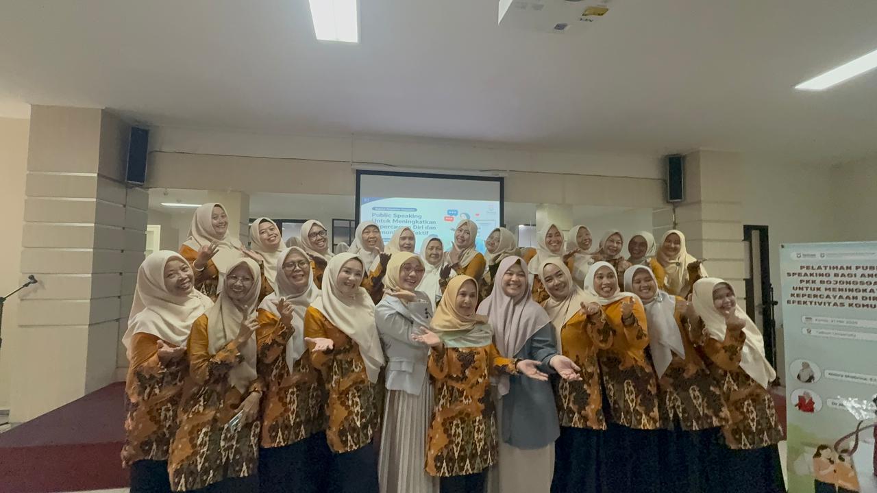 Telkom University Dorong Kepercayaan Diri Anggota PKK Bojongsoang melalui Pelatihan Public Speaking 