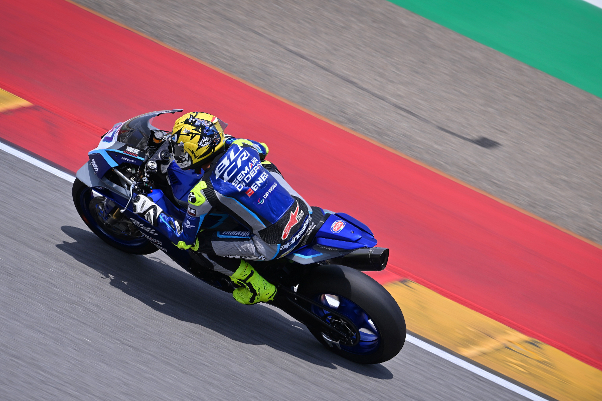 Aldi Satya Mahendra meraih poin di separuh musim ajang World Supersport 2026 tetap terjaga. Rider binaan Yamaha Racing Indonesia itu berhasil mencapai target lagi pada seri 6 yang berlangsung di sirkuit Aragon Spanyol, 29-31 Mei 2026