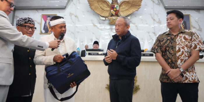 KDM Serahkan Kadeudeuh Rp1 Miliar untuk Persib Bandung