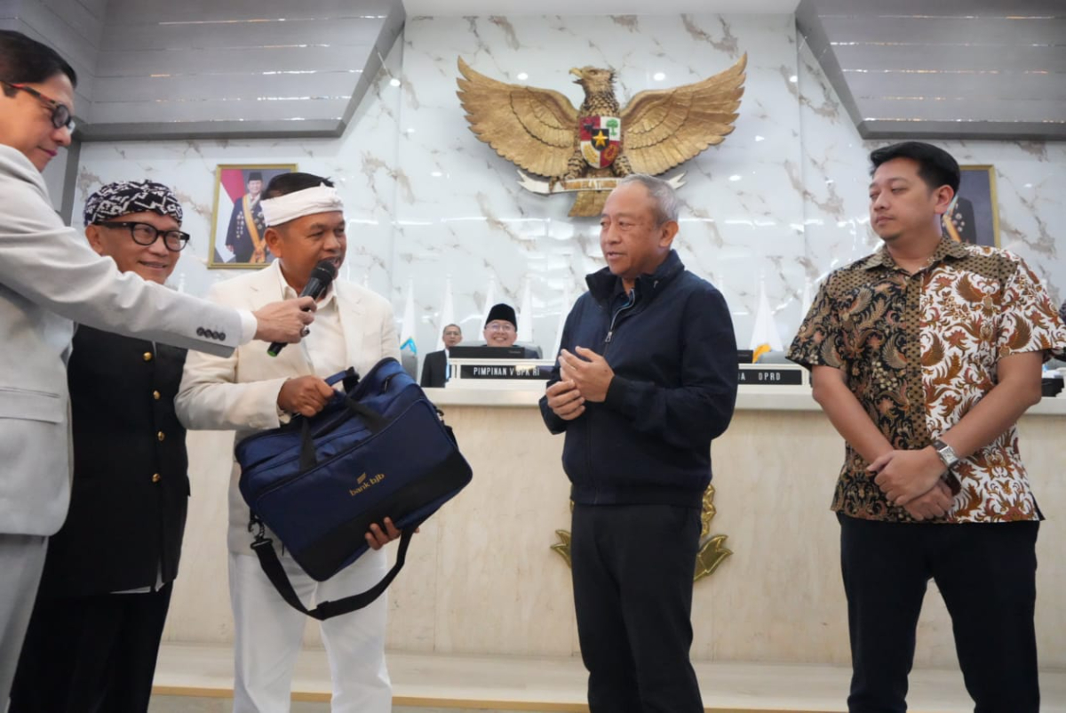 KDM Serahkan Kadeudeuh Rp1 Miliar untuk Persib Bandung