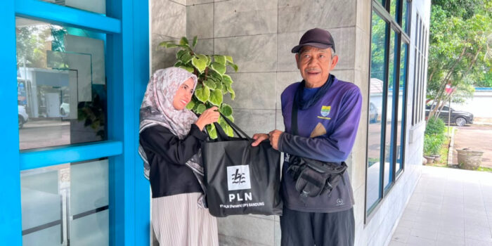 PLN UP3 Bandung Tebar Kepedulian Melalui Program Jumat Berkah, Berbagi Sembako untuk Petugas Kebersihan Kota Bandung