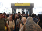 Memasuki musim liburan sekolah tahun 2026, PT Kereta Api Indonesia (Persero) Daerah Operasi 2 Bandung mengajak masyarakat untuk memanfaatkan program diskon tarif sebesar 30 persen untuk seluruh perjalanan kereta api kelas ekonomi komersial. Program ini merupakan bagian dari stimulus ekonomi yang diberikan pemerintah guna meningkatkan mobilitas masyarakat selama periode libur sekolah. Promo diskon tersebut berlaku untuk perjalanan mulai 20 Juni hingga 5 Juli 2026. Selama periode tersebut, KAI Daop 2 Bandung menyediakan sebanyak 65.440 tempat duduk untuk kereta api keberangkatan awal dari wilayah Daop 2 Bandung. Terdapat 10 layanan kereta api yang mendapatkan program diskon tersebut di wilayah Daop 2 Bandung. Antusiasme masyarakat terhadap program ini cukup tinggi. Berdasarkan data per Senin (22/6) sore, tercatat sebanyak 47.878 pelanggan telah memanfaatkan program diskon tarif tersebut dari seluruh stasiun yang dilalui kereta api keberangkatan awal Daop 2 Bandung. Jumlah tersebut setara dengan tingkat okupansi sebesar 73,2 persen dari total kapasitas yang disediakan. Manager Humasda KAI Daop 2 Bandung, Kuswardojo, mengatakan bahwa program diskon tarif ini menjadi momentum bagi masyarakat untuk menikmati perjalanan yang lebih hemat, aman, nyaman, dan tepat waktu selama masa liburan sekolah. “Program diskon tarif 30 persen ini merupakan bentuk dukungan KAI terhadap kebijakan pemerintah dalam mendorong pertumbuhan ekonomi melalui peningkatan mobilitas masyarakat. Kami melihat animo masyarakat sangat baik, terbukti hingga 22 Juni sore sudah sebanyak 47.878 pelanggan memanfaatkan program ini dengan okupansi mencapai 73,2 persen. Kami mengajak masyarakat yang belum merencanakan perjalanan liburan untuk segera memanfaatkan kesempatan ini sebelum kuota tempat duduk habis,” ujar Kuswardojo. Kuswardojo menambahkan bahwa kereta api menjadi salah satu moda transportasi favorit masyarakat untuk berlibur bersama keluarga karena menawarkan kenyamanan, keamanan, serta efisiensi waktu perjalanan. Dengan adanya potongan harga ini, masyarakat memiliki kesempatan untuk melakukan perjalanan dengan biaya yang lebih terjangkau. KAI Daop 2 Bandung juga memastikan seluruh layanan operasional berjalan dengan optimal selama periode liburan sekolah. Petugas operasional, pelayanan pelanggan, serta sarana dan prasarana telah disiagakan untuk memberikan pelayanan terbaik kepada pelanggan. “Selain menghadirkan tarif yang lebih ekonomis, KAI Daop 2 Bandung berkomitmen memberikan pengalaman perjalanan yang aman, nyaman, dan berkesan bagi seluruh pelanggan selama masa libur sekolah. Kami mengimbau masyarakat untuk segera melakukan pemesanan tiket melalui aplikasi Access by KAI maupun kanal resmi lainnya agar dapat memperoleh jadwal perjalanan sesuai kebutuhan,” tambah Kuswardojo. Untuk informasi lebih lanjut terkait jadwal perjalanan dan pemesanan tiket, masyarakat dapat mengakses aplikasi Access by KAI, situs kai.id, atau menghubungi Layanan Pelanggan 121.