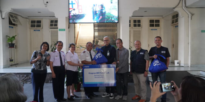 Wujud Kepedulian Sosial, BRI Regional Office Bandung Gandeng PKK BRILian Salurkan Bantuan Paket Sembako ke Gereja Masehi Advent Hari Ketujuh (GMAHK) dan Bala Keselamatan