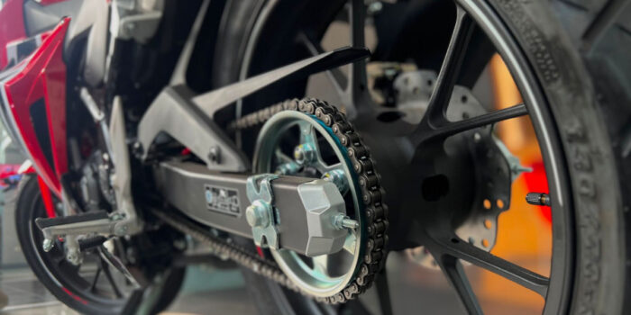 Rantai motor kendur, gear runcing hingga suara berisik bisa menjadi tanda komponen harus diganti. Simak penjelasan lengkapnya di sini