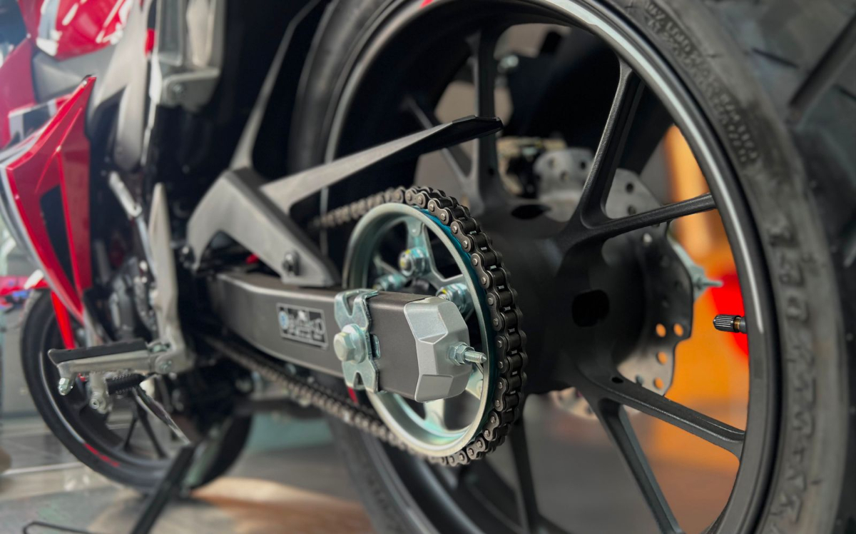 Rantai motor kendur, gear runcing hingga suara berisik bisa menjadi tanda komponen harus diganti. Simak penjelasan lengkapnya di sini