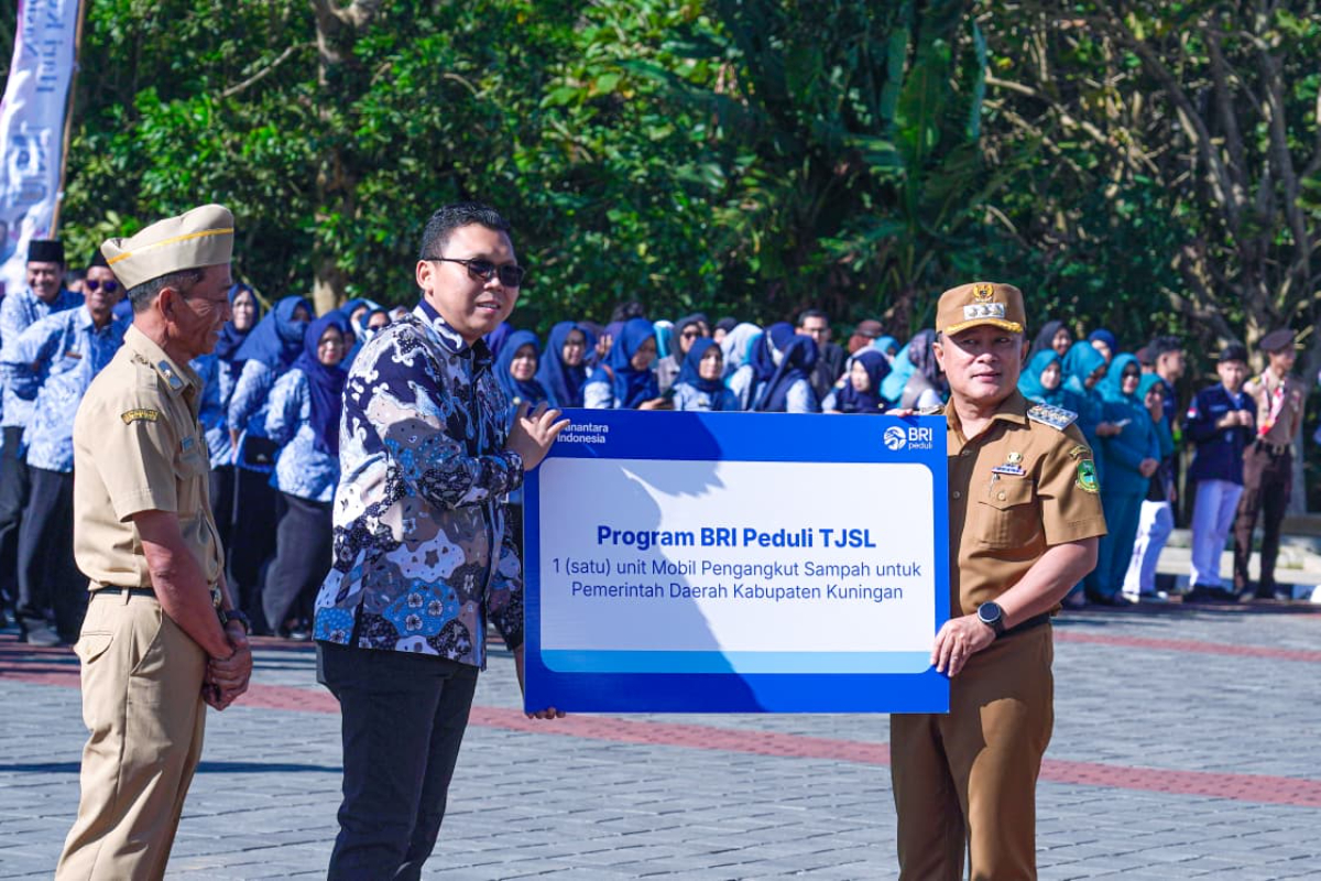 BRI BO Kuningan Perkuat Kepedulian Lingkungan, Serahkan Mobil Pengangkut Sampah dan Salurkan KUR Rp377,7 Miliar