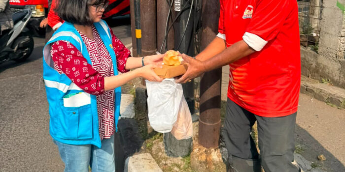 PLN ULP Bandung Selatan Berbagi di Jumat Berkah, Ajak Masyarakat Hemat Energi untuk Kurangi Emisi dan Selamatkan Bumi