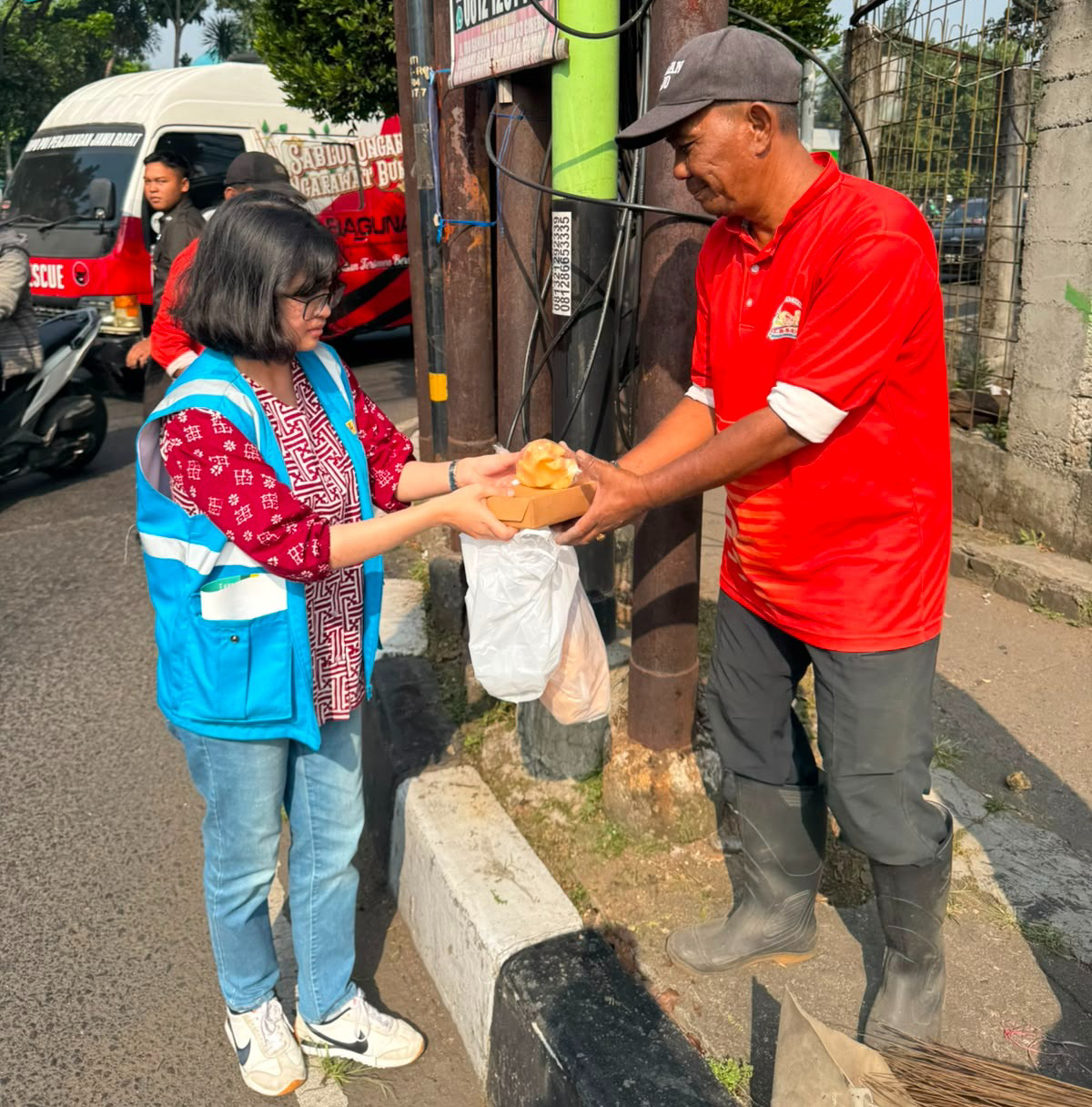 PLN ULP Bandung Selatan Berbagi di Jumat Berkah, Ajak Masyarakat Hemat Energi untuk Kurangi Emisi dan Selamatkan Bumi