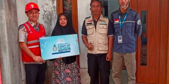 Melalui Program Light Up The Dream, PLN ULP Ujung Berung Hadirkan Harapan Baru bagi Yanti Sulyanti