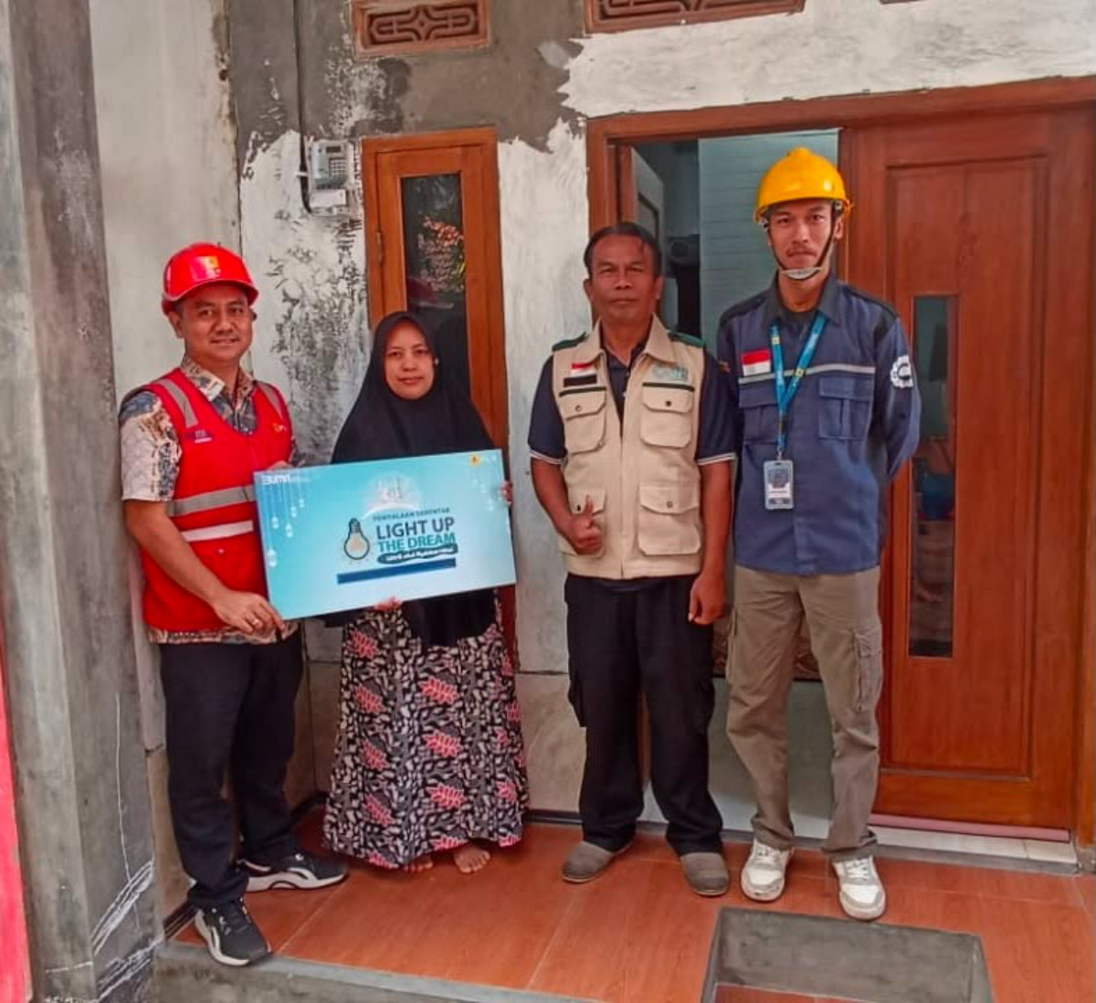 Melalui Program Light Up The Dream, PLN ULP Ujung Berung Hadirkan Harapan Baru bagi Yanti Sulyanti