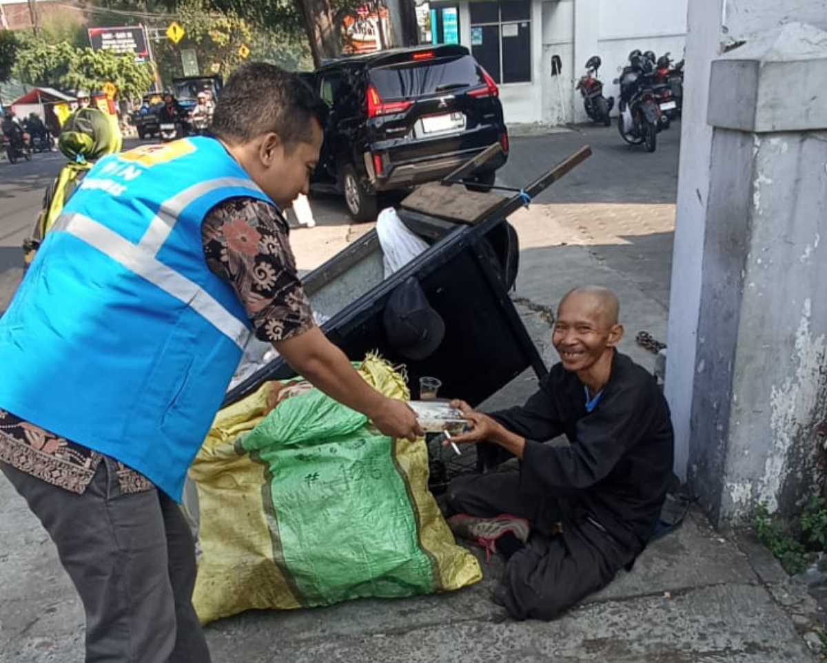 Jumat Berkah PLN ULP Ujung Berung: Berbagi Kebahagiaan, Menguatkan UMKM Lokal dan Kepedulian Sosial