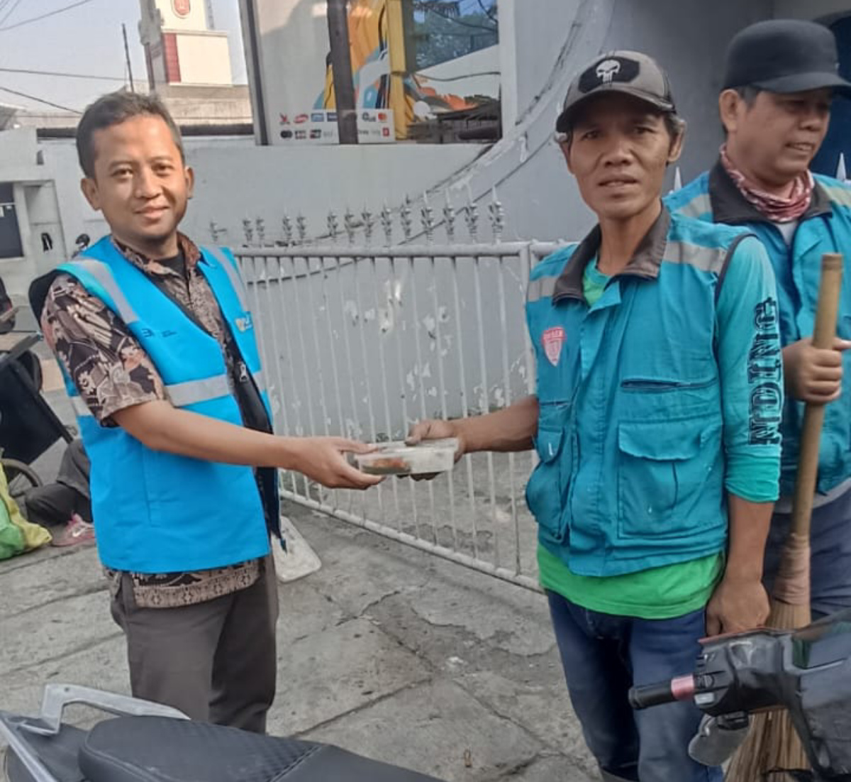 Jumat Berkah PLN ULP Ujung Berung: Berbagi Kebahagiaan, Menguatkan UMKM Lokal dan Kepedulian Sosial