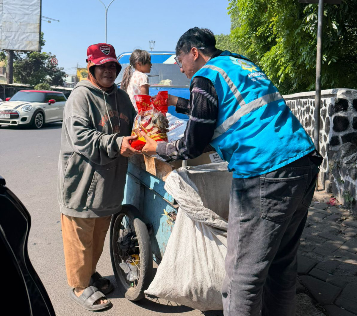 PLN ULP Cijawura Gelar Jumat Berbagi, Dukung UMKM Lokal dan Tebar Manfaat bagi Masyarakat