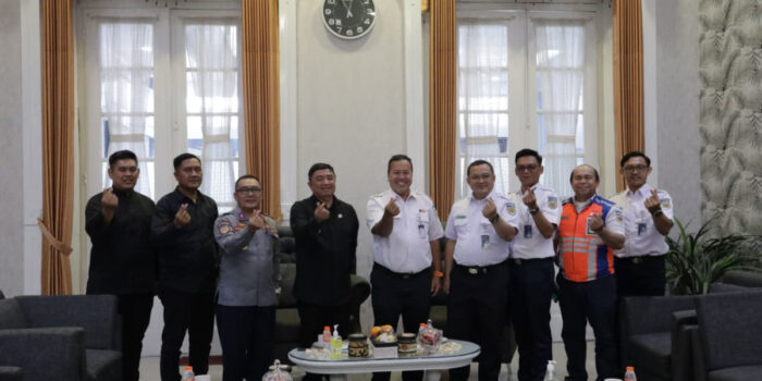 KAI Daop 2 Bandung Serahkan Gardu JPL 19 kepada Pemkab Garut, Wujud Sinergi Tingkatkan Keselamatan Kereta Api di Perlintasan Sebidang