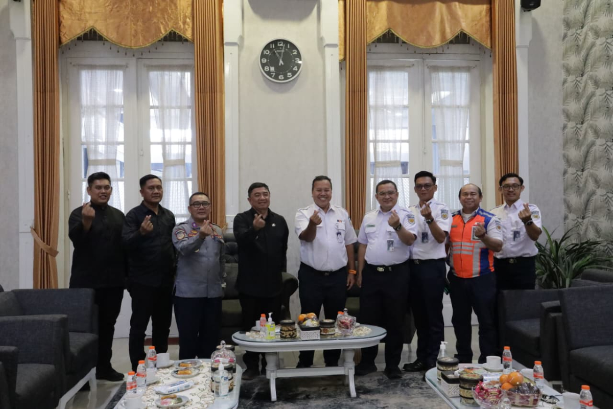KAI Daop 2 Bandung Serahkan Gardu JPL 19 kepada Pemkab Garut, Wujud Sinergi Tingkatkan Keselamatan Kereta Api di Perlintasan Sebidang