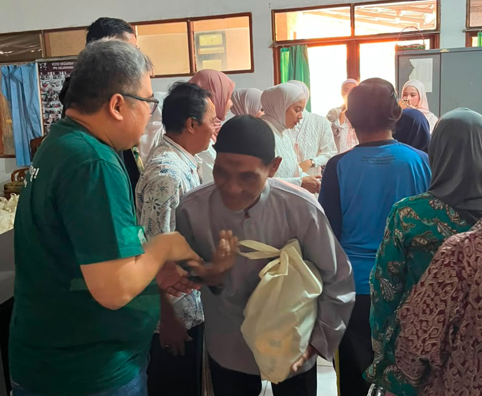 Wujud Nyata Kepedulian Sosial, Pegadaian Kanwil X Jawa Barat Salurkan 100 Paket Sembako dan Kenalkan Literasi Digital bagi Lansia di Indramayu