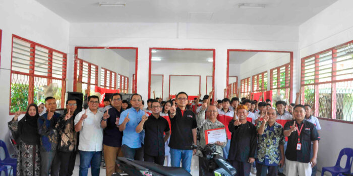 AHM dan DAM menggelar Astra Honda Berbagi Ilmu di SMK PANDU 2 Bogor, membekali 100 siswa dengan teknologi sepeda motor dan wawasan industri.