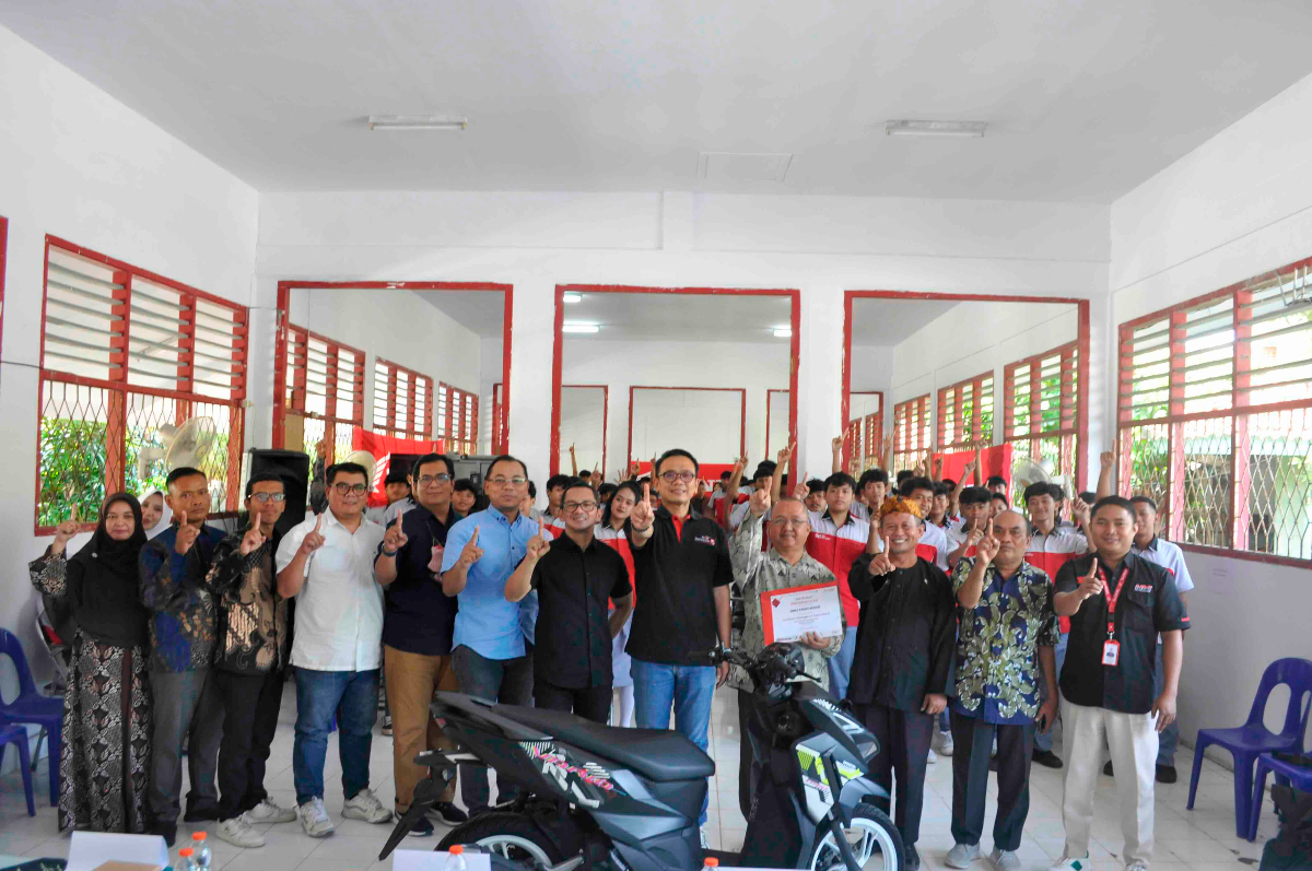AHM dan DAM menggelar Astra Honda Berbagi Ilmu di SMK PANDU 2 Bogor, membekali 100 siswa dengan teknologi sepeda motor dan wawasan industri.