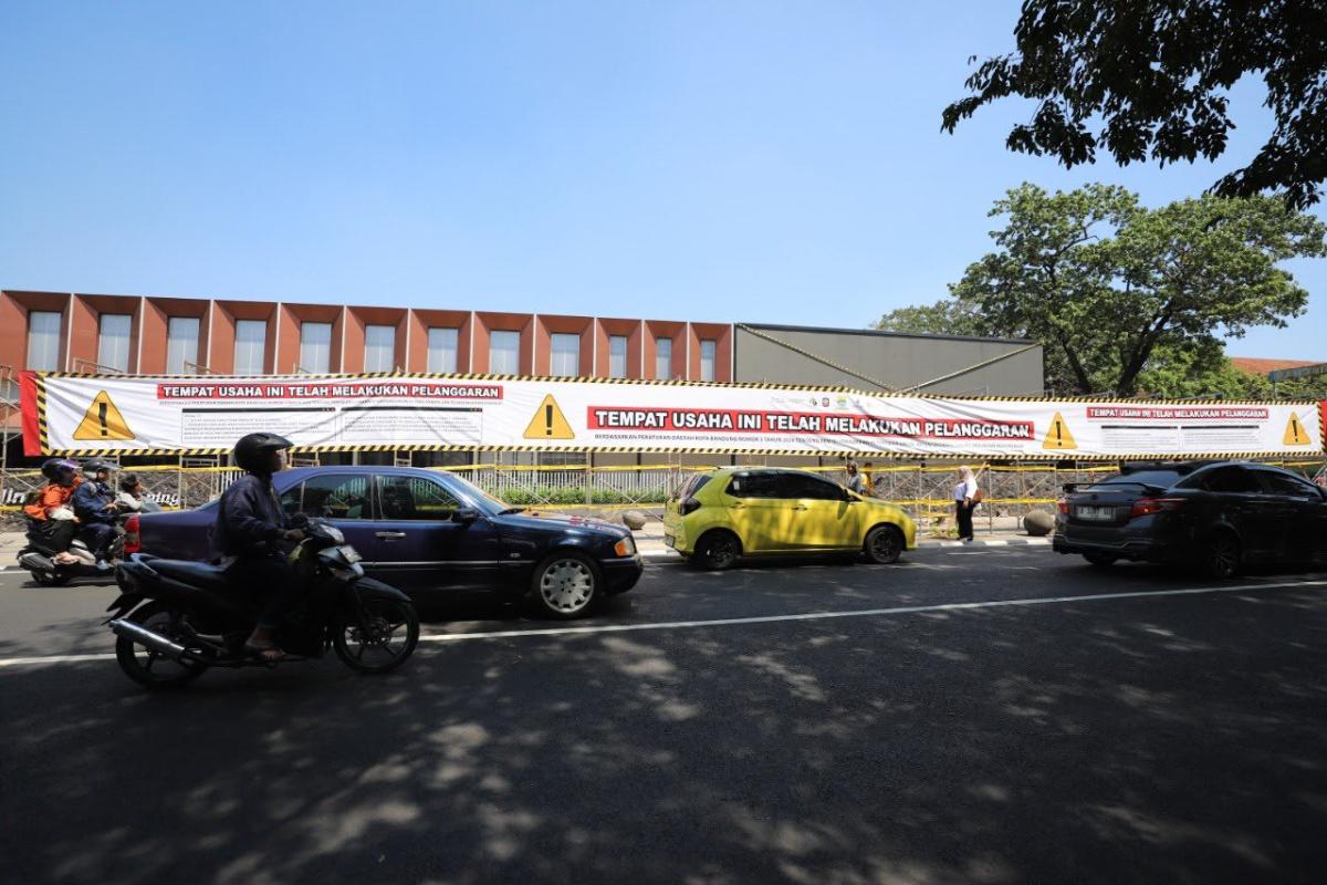 Kasus penebangan 10 pohon di Jalan Martadinata Bandung terus didalami. Videotron tanpa izin resmi disegel Satpol PP
