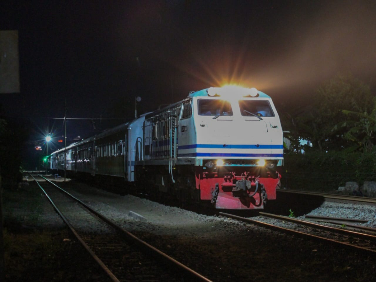 KAI Daop 2 Bandung memastikan jalur kereta, prasarana, dan infrastruktur operasional aman. Perjalanan KA kembali normal usai gempa Pangandaran