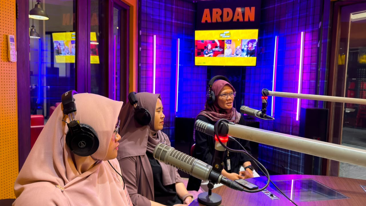 PLN UP3 Bandung Gandeng Radio Ardan Bandung Edukasi Masyarakat Melalui Sosialisasi ‘Meriah Tanpa Bahaya; Bijak Memasang Umbul-Umbul di Dekat Jaringan Listrik’