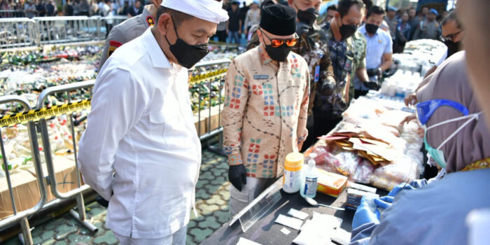 Polda Jabar musnahkan barang bukti kejahatan. KDM menyoroti penertiban knalpot brong, miras, narkoba dan obat keras seperti tramadol